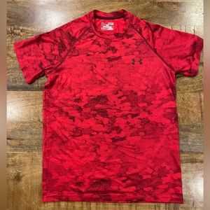 NWOT Under Armour loose red camo men’s tee. Size XS.